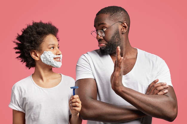 Père et fils afro-américains avec de la crème à raser