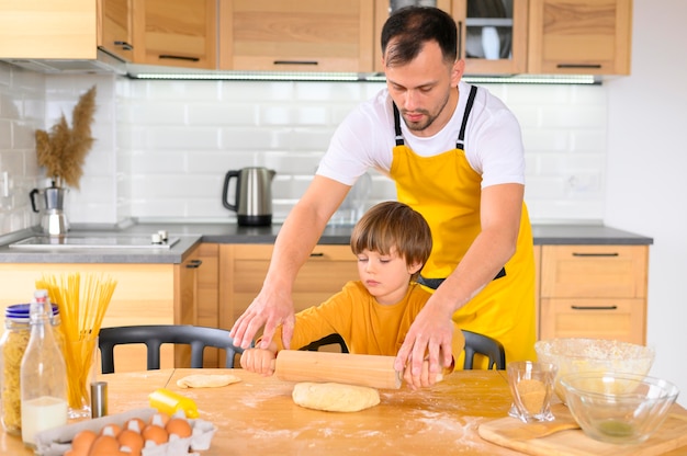 Père et fils à l'aide de la pagaie dans la cuisine