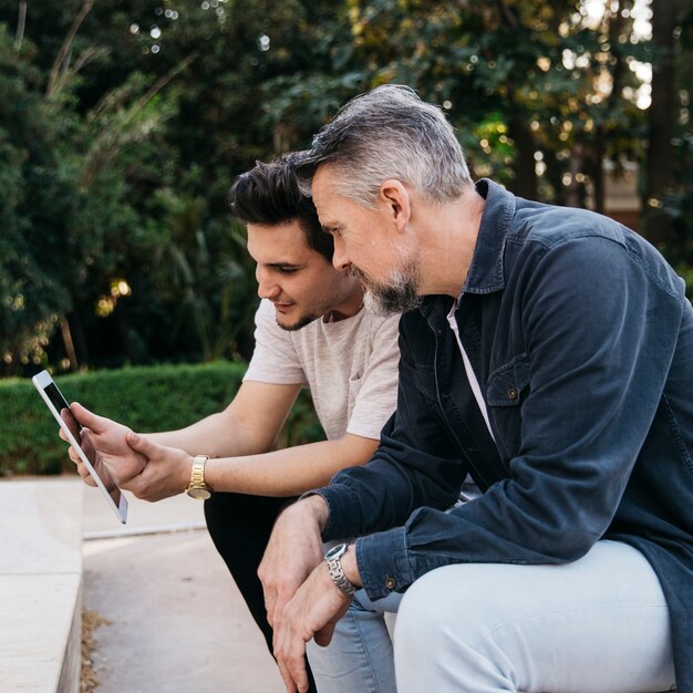 Père et fils à l&#39;aide de tablette