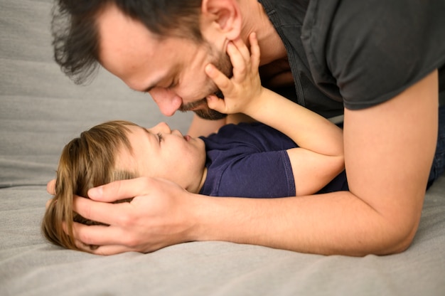 Photo gratuite père et fils assis ensemble