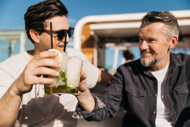 Père et fils boire un cocktail