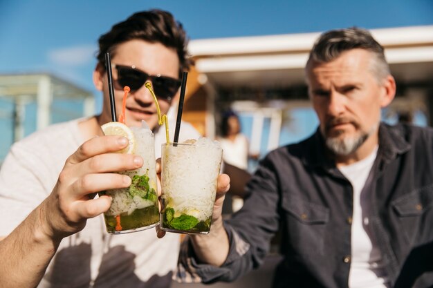 Père et fils boire un cocktail