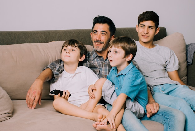 Photo gratuite père et fils sur le canapé le jour de la fête des pères