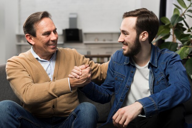 Père fils, conversation, dans, salle de séjour