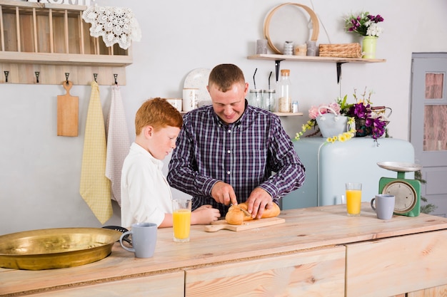 Père et fils cuisinent ensemble