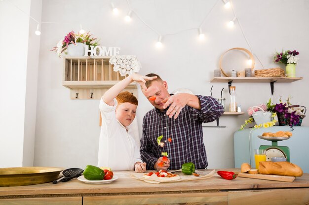 Père et fils cuisinent ensemble