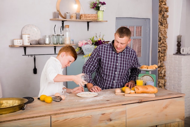 Père et fils cuisinent ensemble