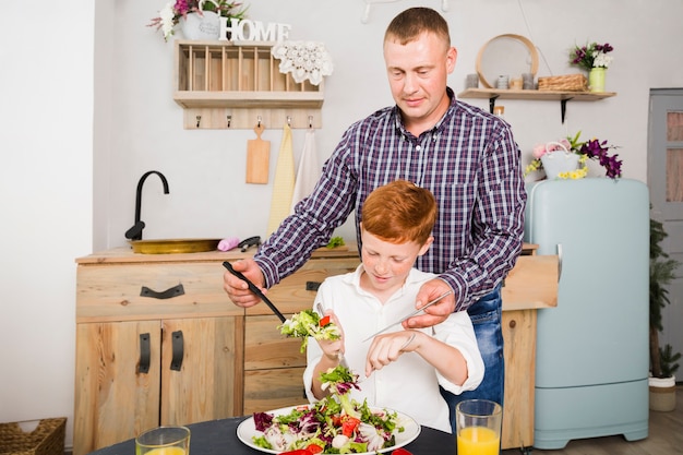 Père et fils cuisinent ensemble