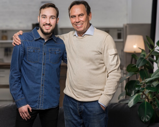 Père fils, debout, et, posin, dans, salle de séjour