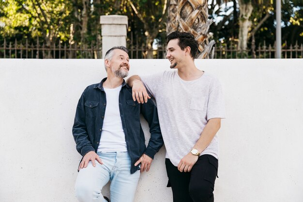 Père et fils devant le mur