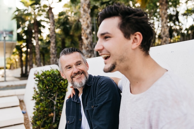 Père et fils devant le mur