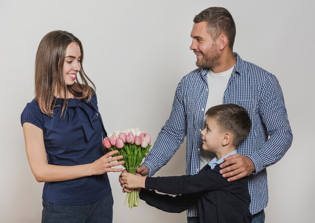 Père fils, donner, fleurs, à, maman