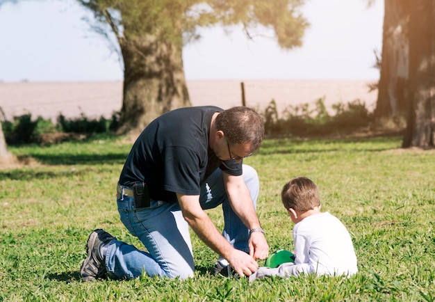 Père et fils ensemble à l&#39;extérieur