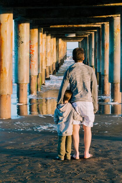 Père et fils ensemble à l&#39;extérieur