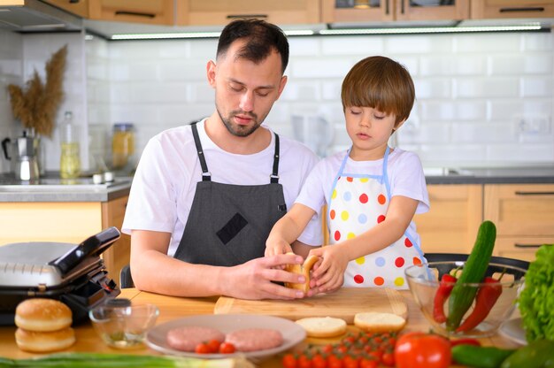 Père et fils, faire un délicieux hamburger