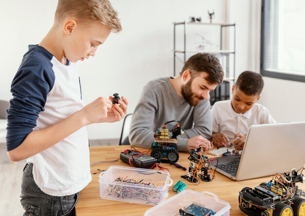 Père et fils faisant un robot