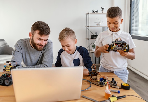 Père et fils faisant un robot