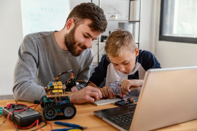 Père et fils faisant un robot