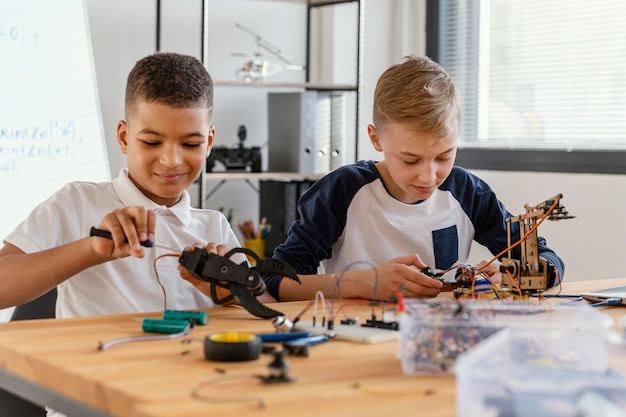 Photo gratuite père et fils faisant un robot