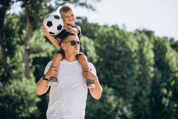 Photo gratuite père, fils, football jouant, plage