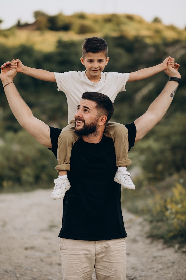 Photo gratuit père avec fils en forêt