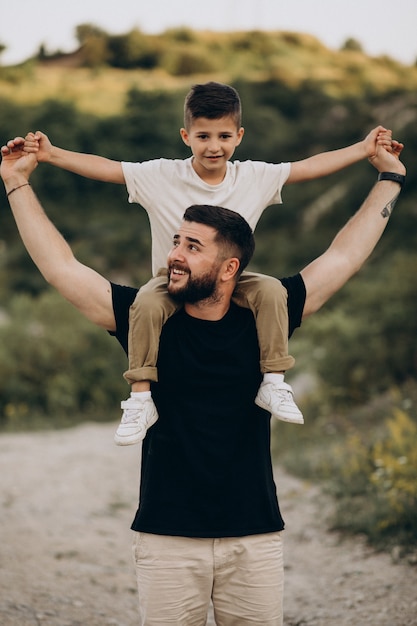 Père avec fils en forêt