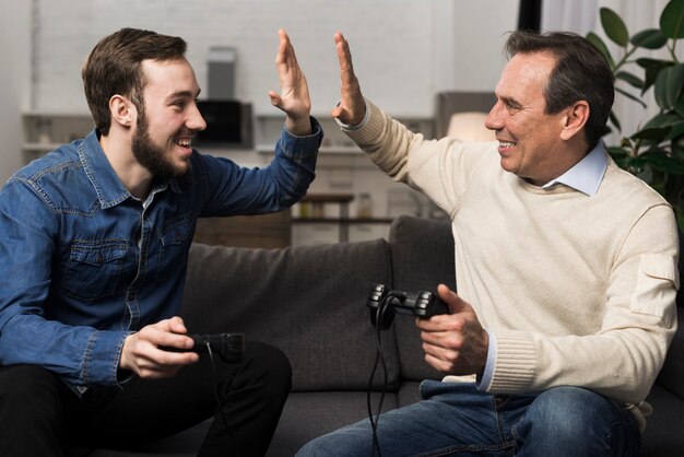 Père et fils high fiving