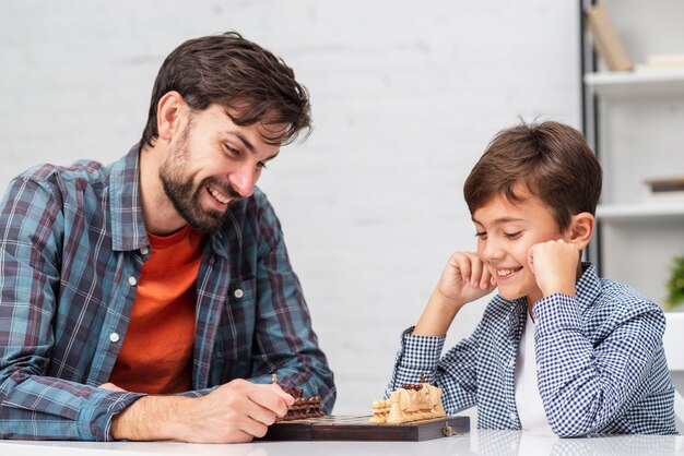 Père et fils jouant aux échecs