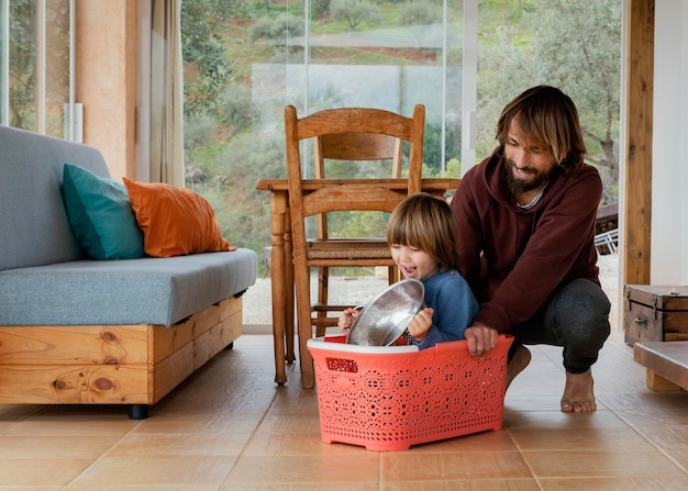 Père et fils jouant ensemble