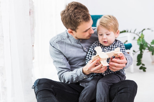 Père et fils jouent ensemble à la fête des pères