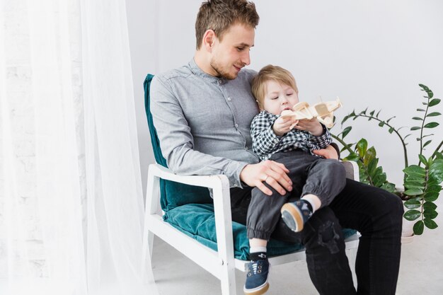 Père et fils jouent ensemble à la fête des pères