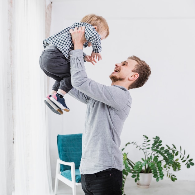 Père et fils jouent ensemble à la fête des pères