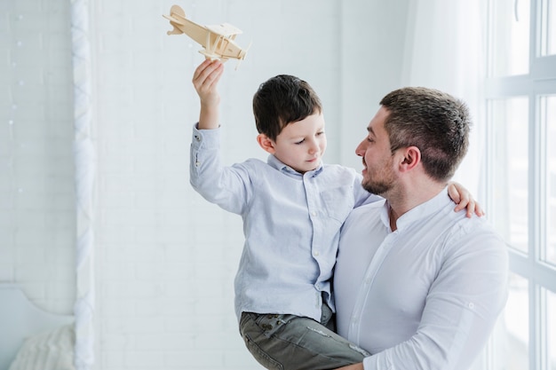 Photo gratuite père et fils jouent ensemble à la fête des pères