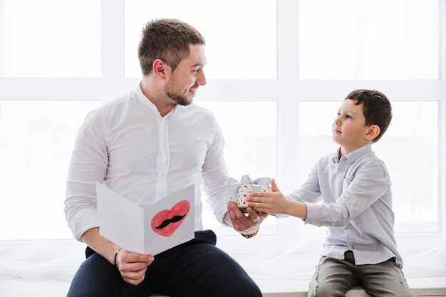 Père et fils jouent ensemble à la fête des pères