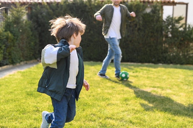 Photo gratuite père fils, jouer, à, balle