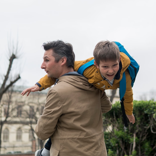 Père fils, jouer, dehors