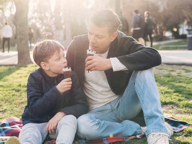 Père fils, manger glace