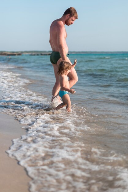 Père et fils marchant vers l&#39;eau