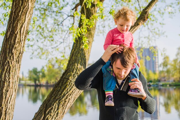 Père et fils passent du temps ensemble