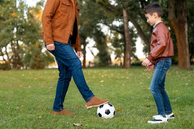 Père et fils passent du temps ensemble