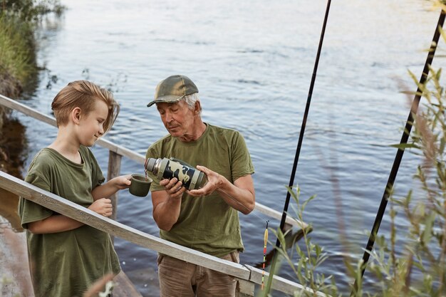 Père et fils pêchant dans la rivière