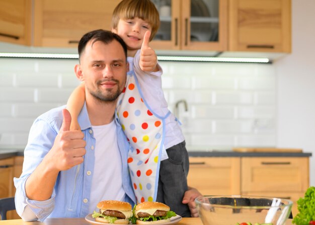 Père fils, pouces haut