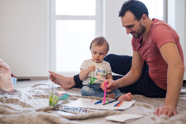 Père et fils profitant d&#39;activités créatives