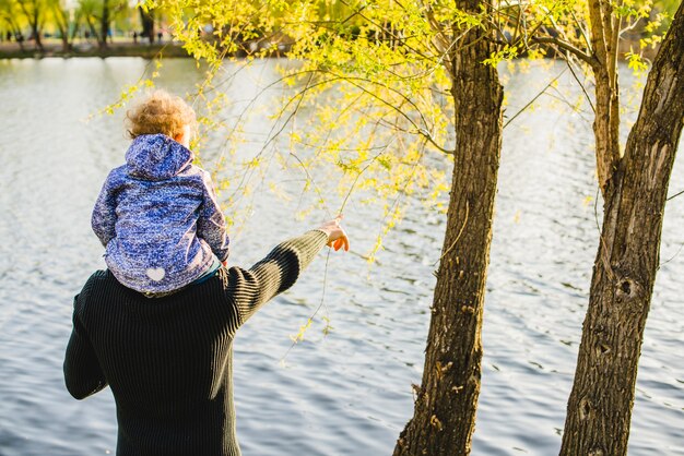 Père et fils regardant le lac