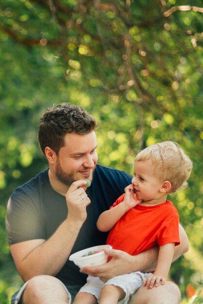 Père et fils se regardant