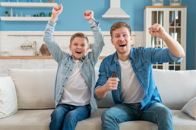 Père et fils sont excités et passent du temps ensemble