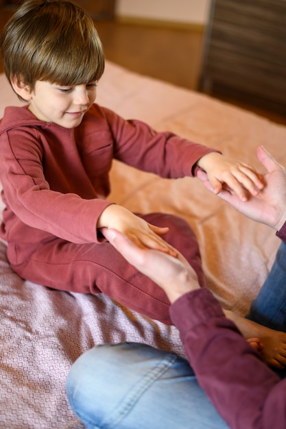 Père fils, tenant mains