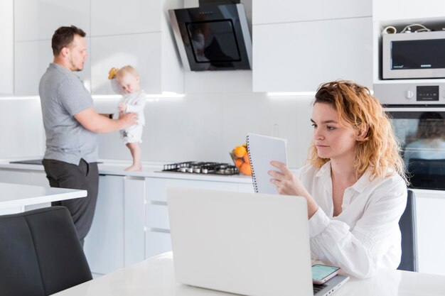 Père jouant avec bébé