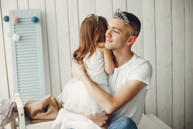 Père jouant avec une petite fille