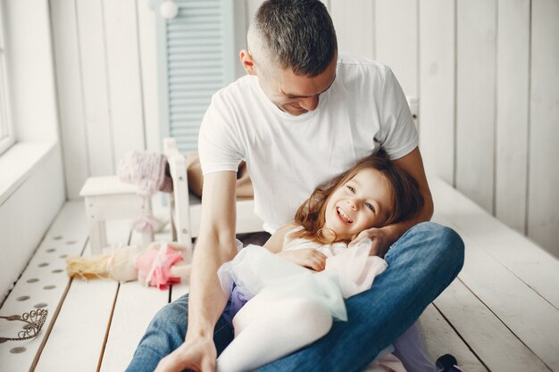 Père jouant avec une petite fille